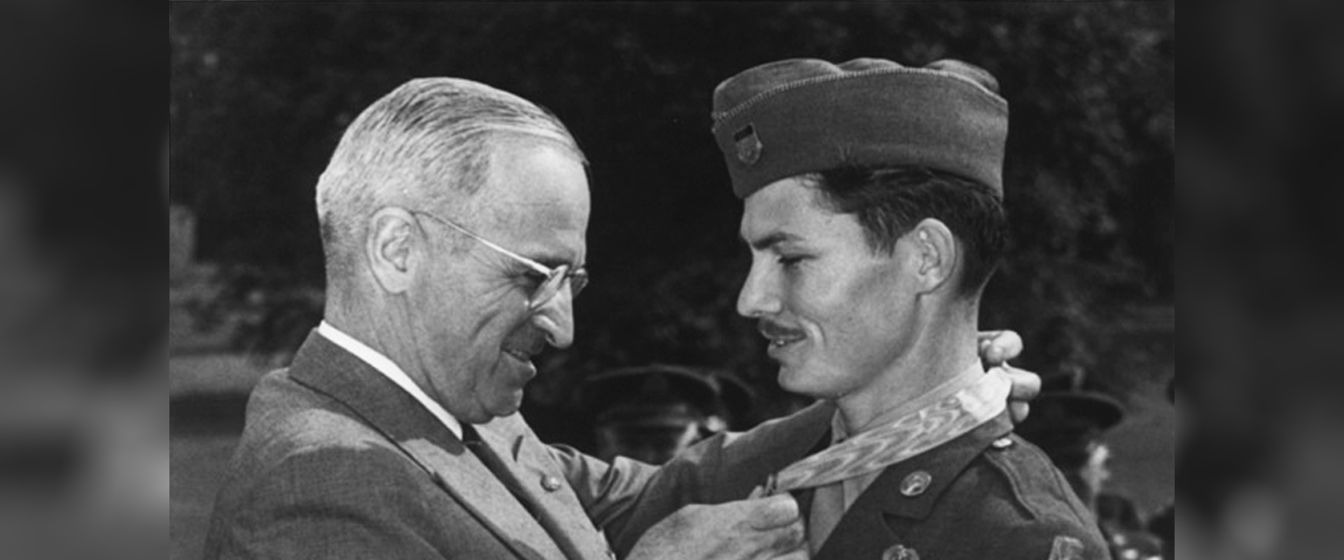 Doss recieves his medal from the President
